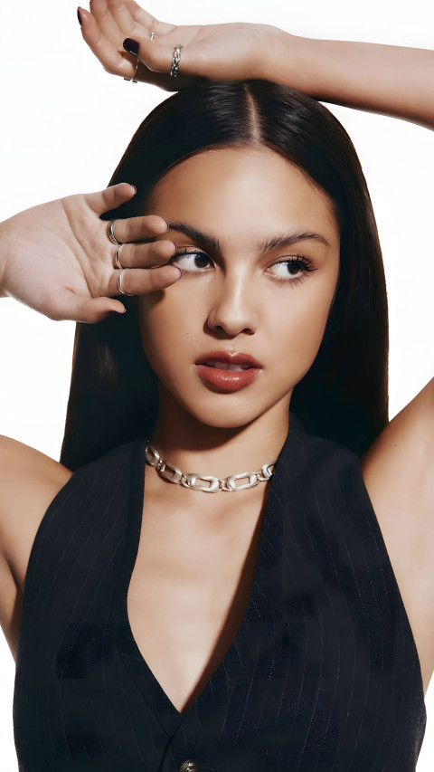 4K Olivia Rodrigo in Black Outfit Wallpaper