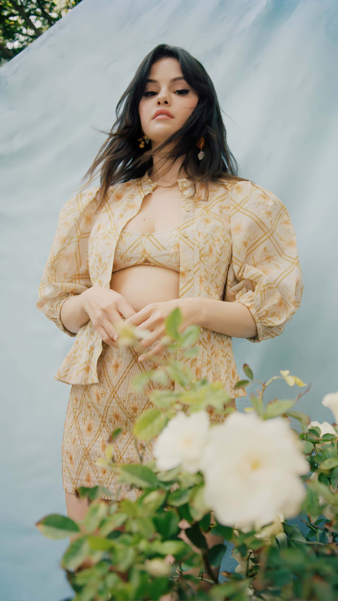 Selena Gomez Fashion Photo in High Quality