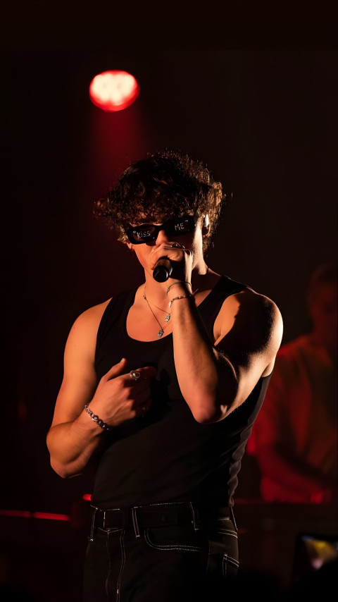 Free Benson Boone Smartphone Wallpaper for Your Phone