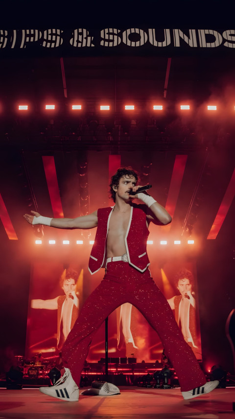 High Quality Benson Boone iPhone Wallpaper to Download