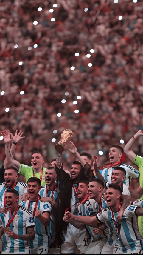 Ultra HD Messi Holding Trophy Wallpaper