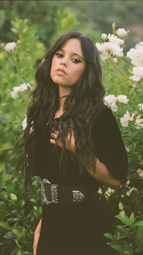 HD Mobile Image of Jenna Ortega
