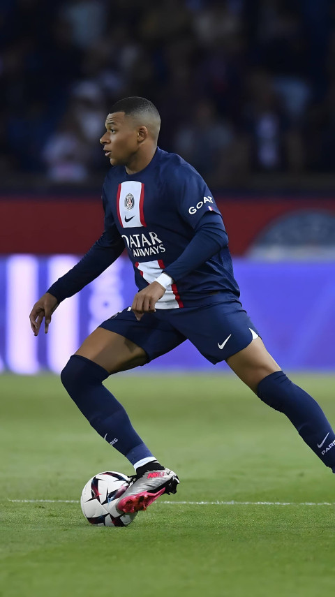 Stylish Kylian Mbappé Mobile Wallpaper