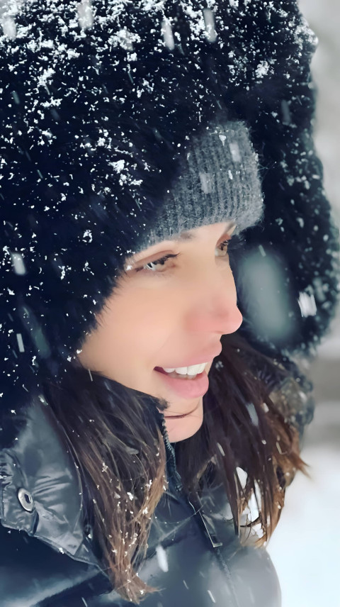 Ana de Armas Stunning Wallpaper for Phone Device