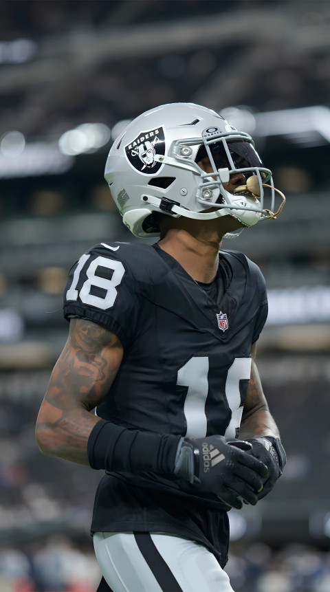 Stunning Raiders Football Gameplay 4K Wallpaper for Phone