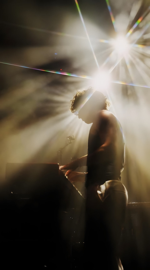 Beautiful Benson Boone Mobile Phone Background to Download