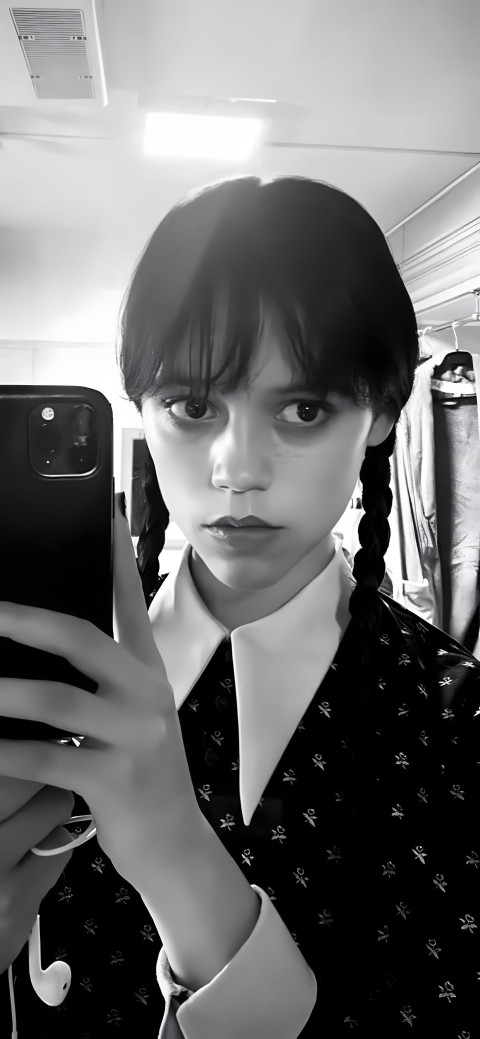 Jenna Ortega Stunning Look Image