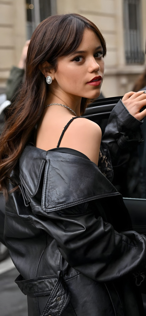 Jenna Ortega Lock Screen Picture