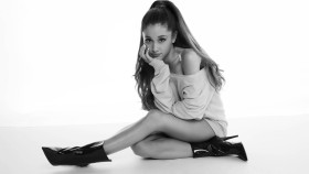 Ariana Grande clear desktop background
