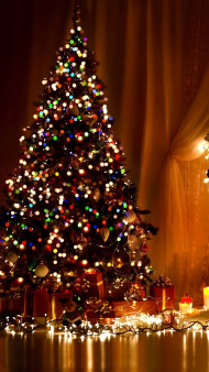 Classic Christmas Tree Image for Your Phone