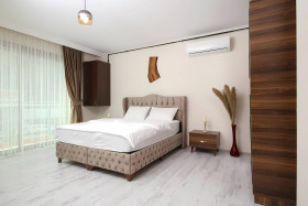 Glamorous Bedroom Wallpaper for a Luxurious Touch
