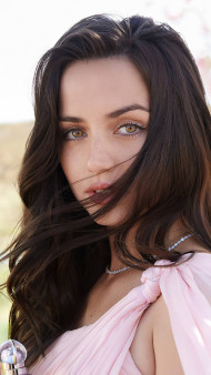 Gorgeous Ana de Armas HD Background for Phone