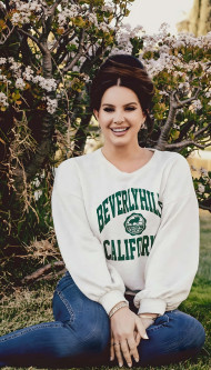 Lana Del Rey in Gurden 4K Photo for Phone