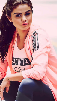 Selena Gomez Classic Look Wallpaper
