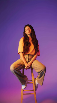 Selena Gomez Wear Daily Photo Wallpaper