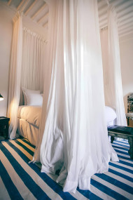 Sleek Bedroom Wallpaper for a Sophisticated Look