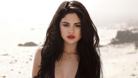 Stunning Selena Gomez Laptop Image Free
