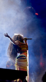 SZA Picture to Style Your Phone Background